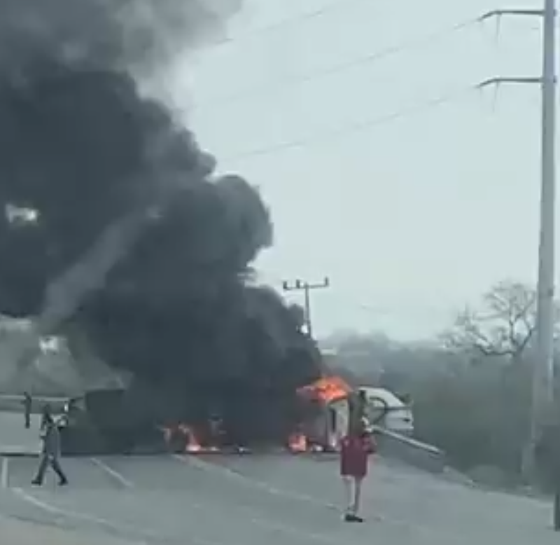 Chocan y se incendian (video)