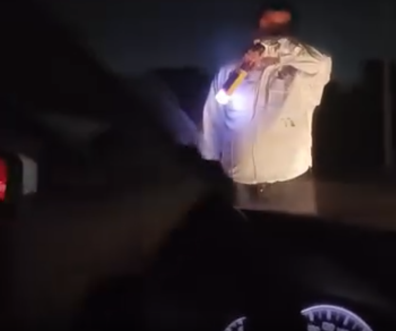 Regidora de #Pesqueria encara a transito que le había quitado dos mil pesos a una persona minutos antes en un filtro policial.