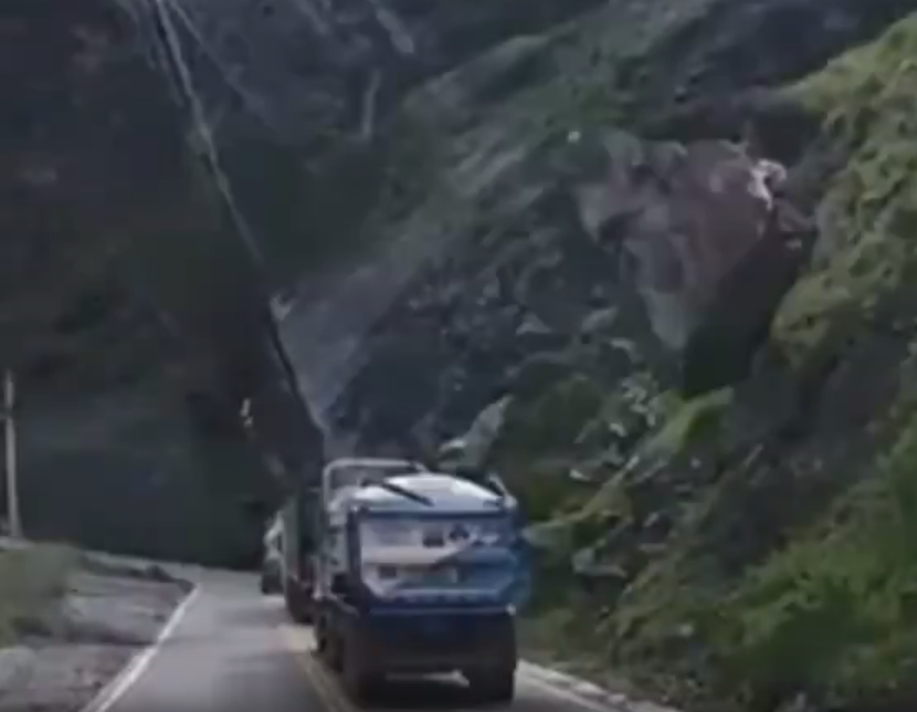 Desprendimiento de rocas provoca accidente (Perú) video