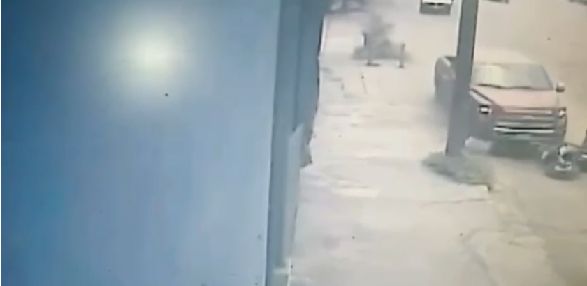 Le roban 2.5 millones de pesos, los embiste con su camioneta